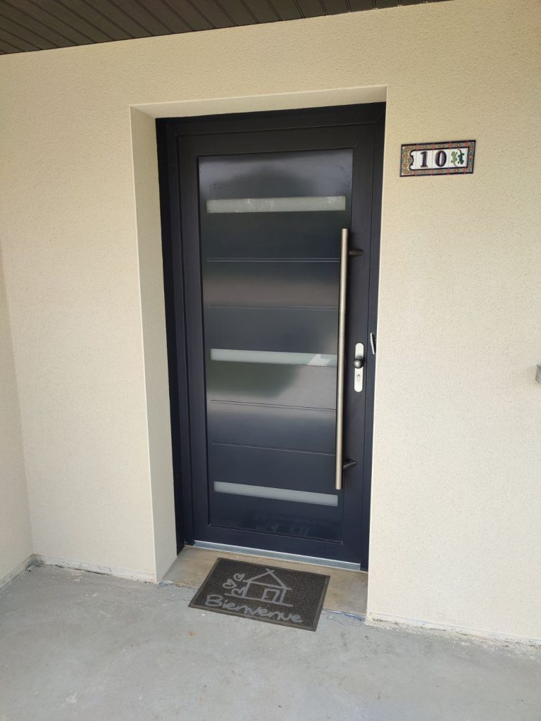 porte d'entrée en PVC gris